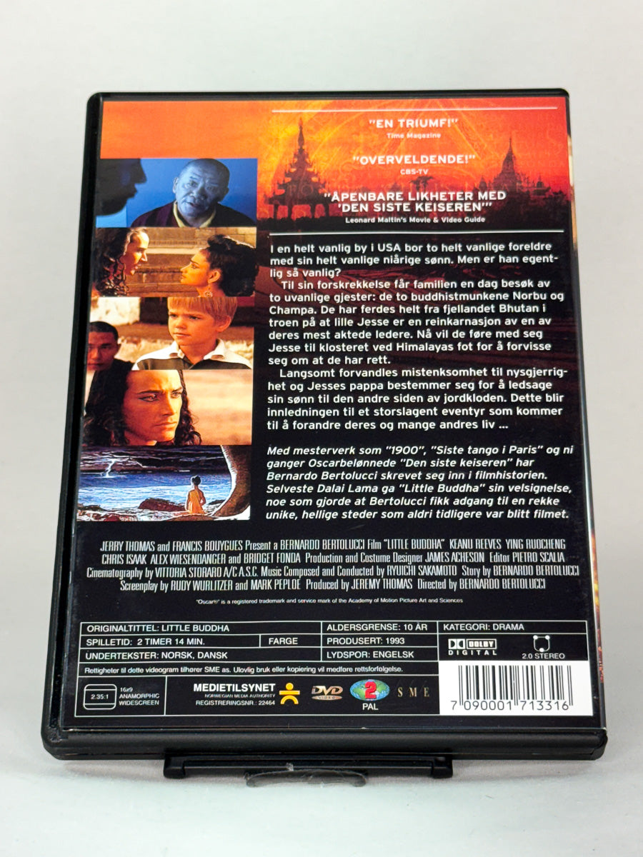 Bakside av DVD-cover til Little Buddha – spirituelt eventyr med Bridget Fonda og Chris Isaak, original brukt DVD-utgave tilgjengelig hos Brukbar Film.