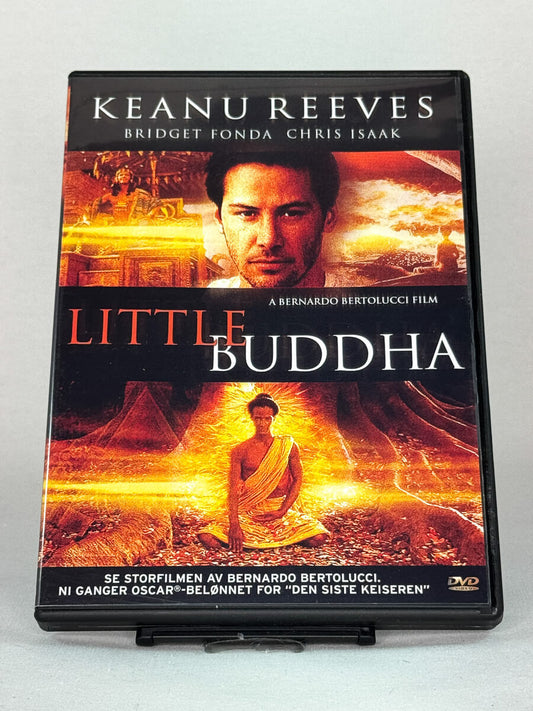 Forside av DVD-cover til Little Buddha – visuelt storslått drama av Bernardo Bertolucci med Keanu Reeves, brukt DVD hos Brukbar Film.