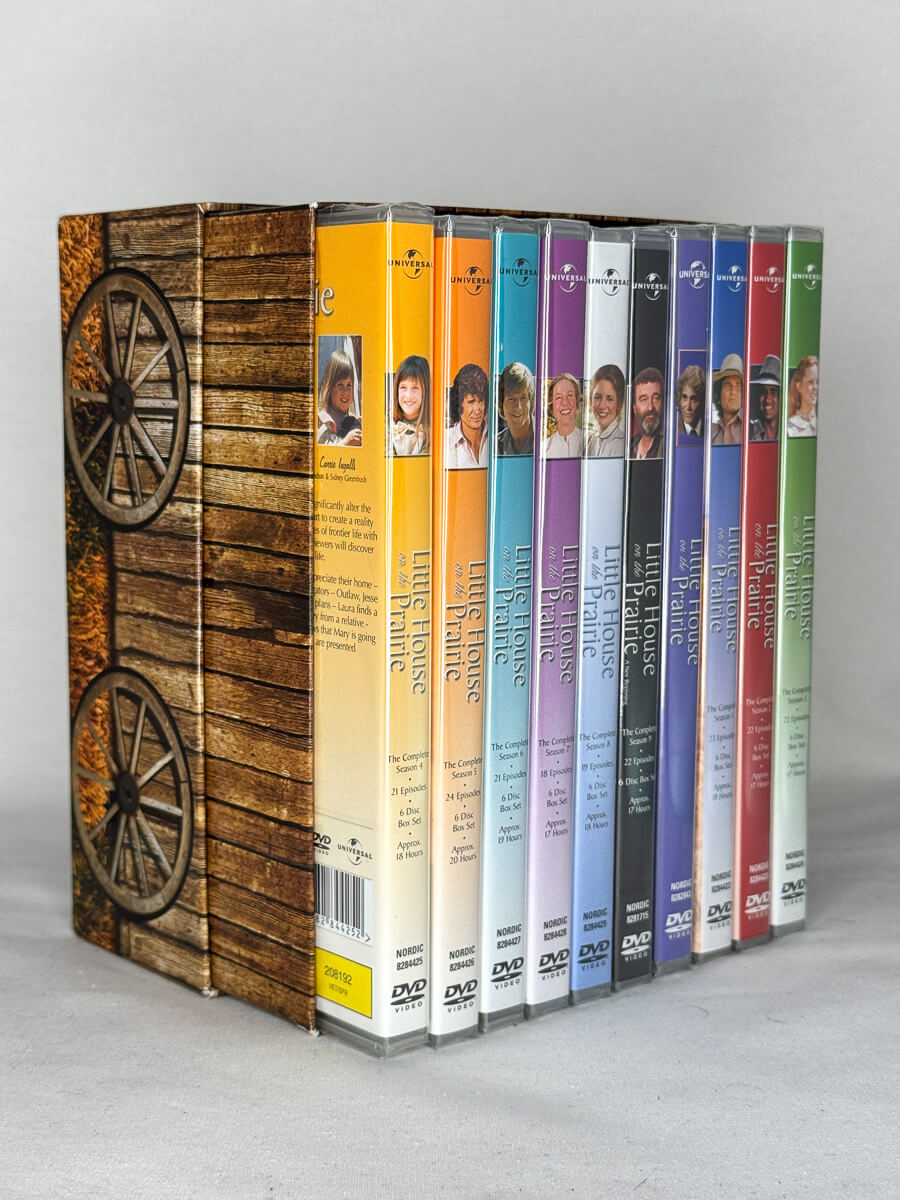 DVD-samleboksen Little House on the Prairie (Huset på prærien) – komplett klassisk dramaserie i western-stil med Michael Landon og Melissa Gilbert, basert på Laura Ingalls Wilders bøker, tilgjengelig som brukt DVD hos Brukbar Film.