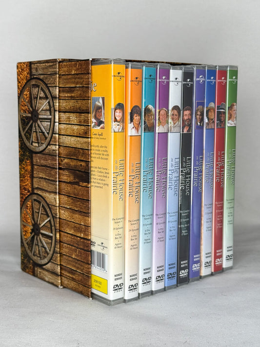 DVD-samleboksen Little House on the Prairie (Huset på prærien) – komplett klassisk dramaserie i western-stil med Michael Landon og Melissa Gilbert, basert på Laura Ingalls Wilders bøker, tilgjengelig som brukt DVD hos Brukbar Film.