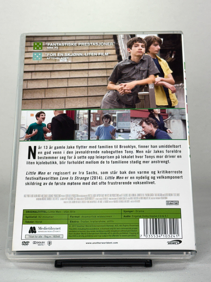 Bakside av DVD-cover til Little Men – følsomt oppvekstdrama fra regissøren av Love Is Strange – brukt originalfilm på DVD hos Brukbar Film.