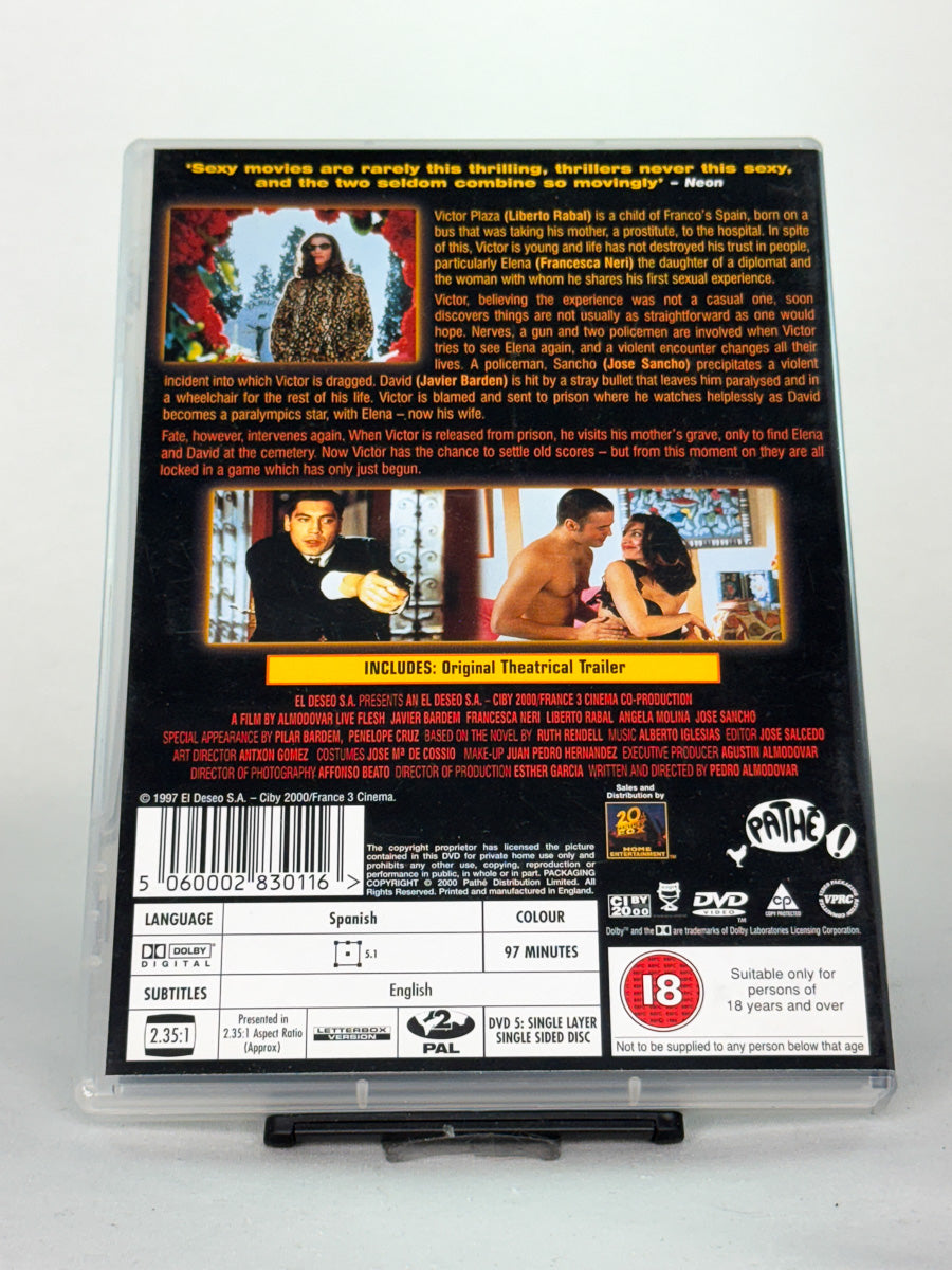 Bakside av DVD-cover til Live Flesh – intenst spansk drama av Pedro Almodóvar, original brukt DVD-utgave tilgjengelig hos Brukbar Film.