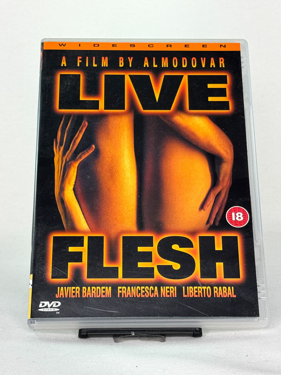 Forside av DVD-cover til Live Flesh – Pedro Almodóvars erotiske drama med Javier Bardem og Francesca Neri, brukt DVD hos Brukbar Film.
