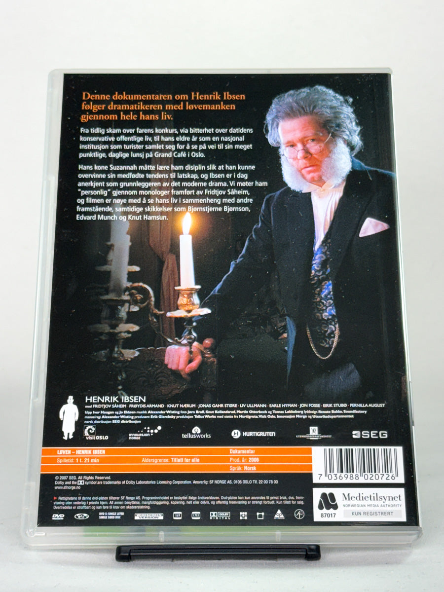 DVD-bakside til filmen Løven: Henrik Ibsen
Baksiden viser info, spesifikasjoner og eventuell ekstratekst – produktbilde fra nettbutikken Brukbar Film