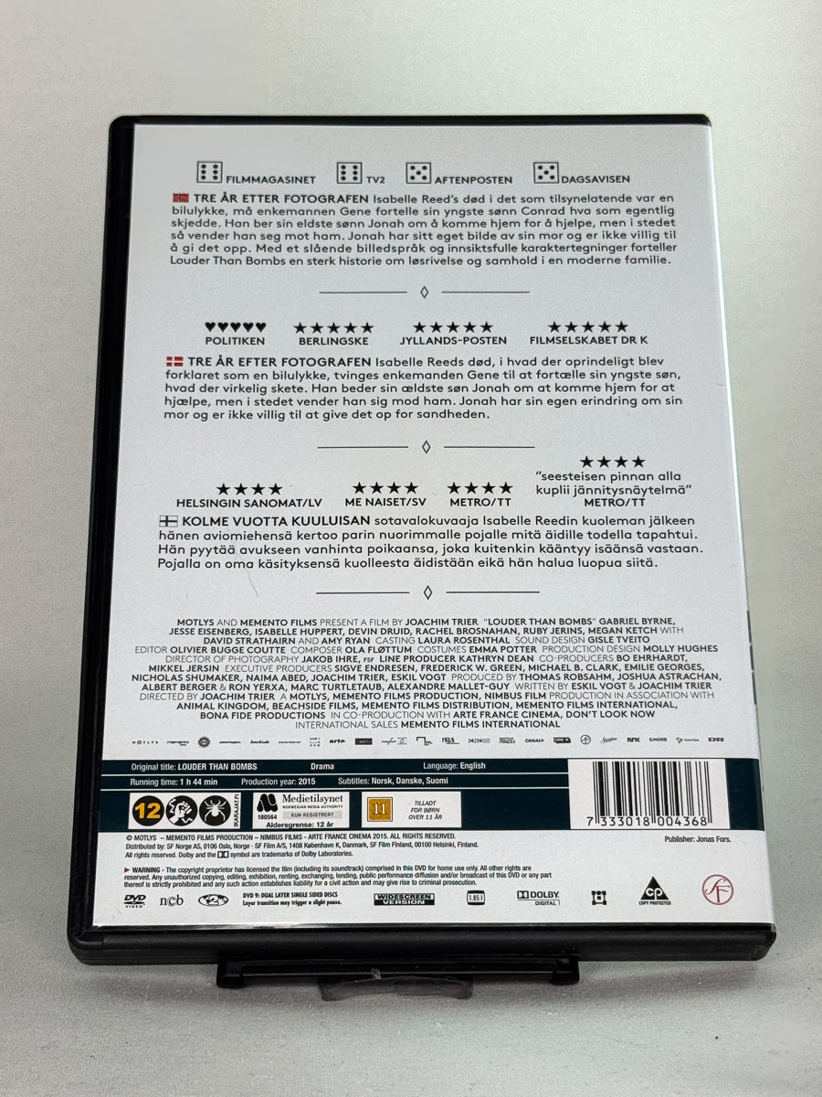 Bakside av DVD-cover til Louder Than Bombs – norskprodusert amerikansk drama fra Joachim Trier med internasjonal stjernebesetning, brukt DVD hos Brukbar Film.