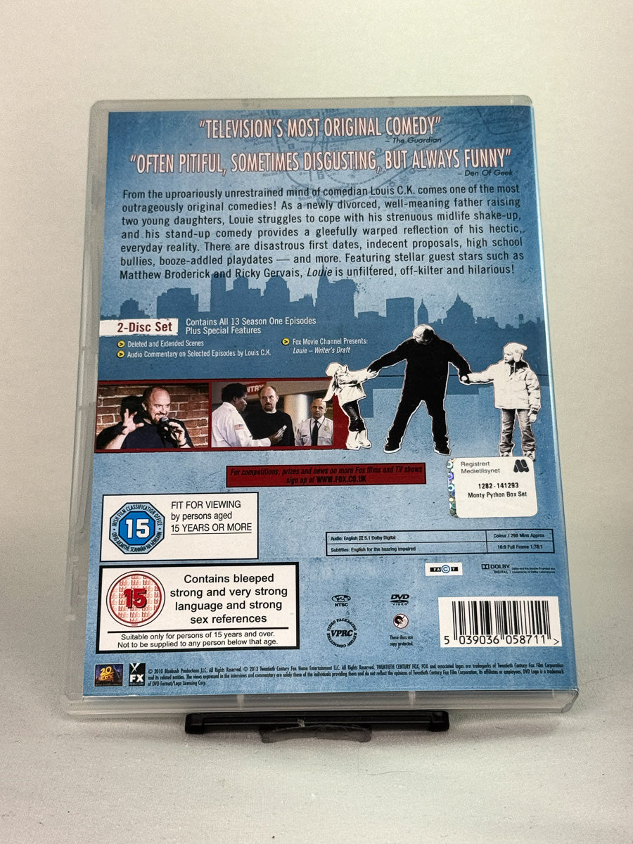 Bakside av DVD-cover til Louie – The Complete First Season – kritikerrost komedieserie med Louis C.K., brukt originalserie på DVD fra Brukbar Film