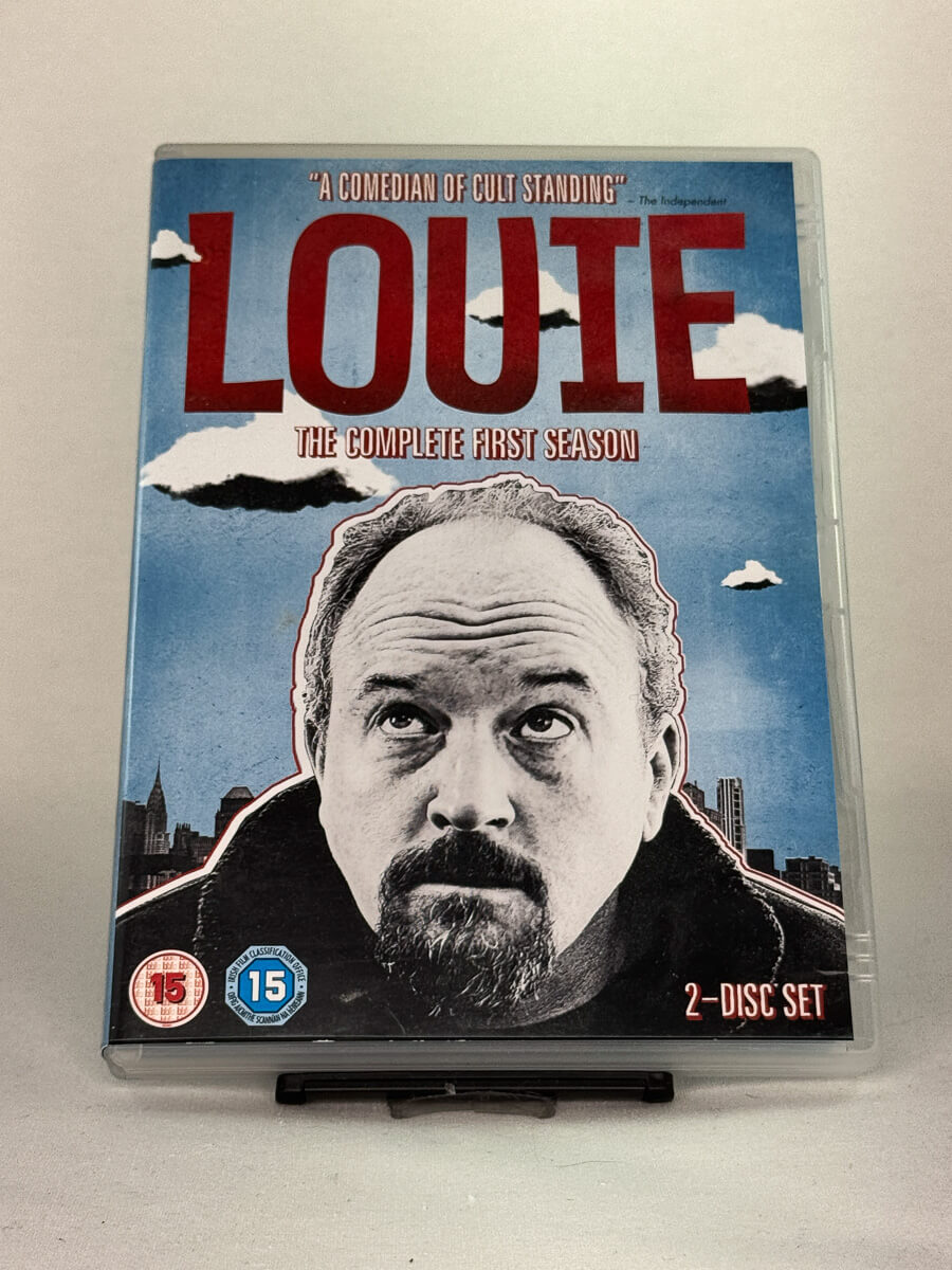 Brukt DVD-boks Louie – The Complete First Season – forside av cover, komedieserie med Louis C.K., original utgivelse hos Brukbar Film