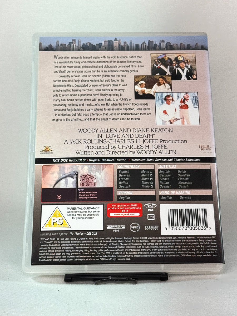 Bakside av DVD-cover til Love and Death – 70-tallskomedie fra MGM fylt med satire, ironi og eksistensielle spørsmål, original brukt DVD-utgave tilgjengelig hos Brukbar Film.