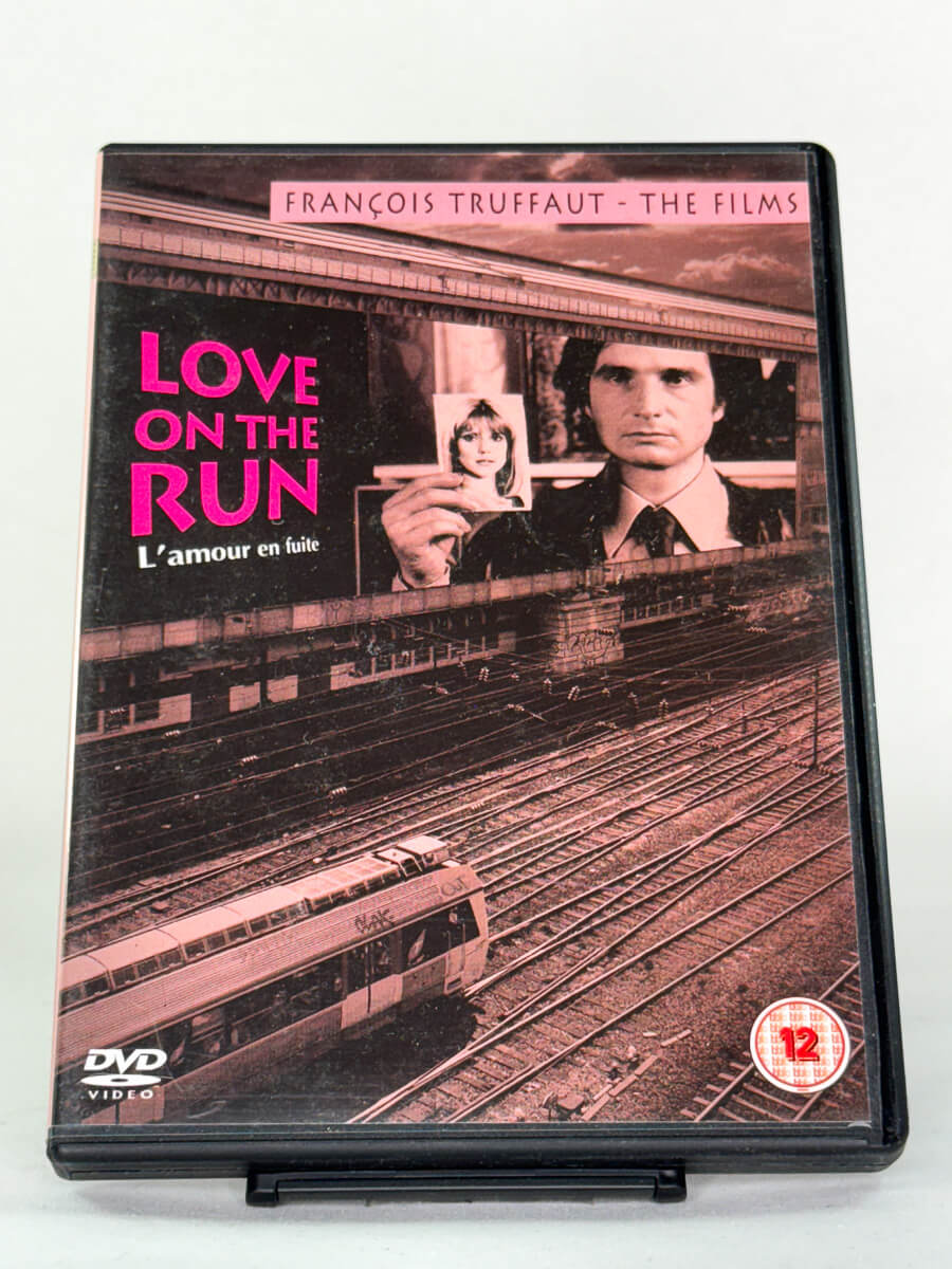 Brukt DVD-film Love on the Run (originaltittel: L'amour en fuite) – forside av filmcover, kjøp brukte franske filmer på DVD og Blu-ray hos Brukbar Film