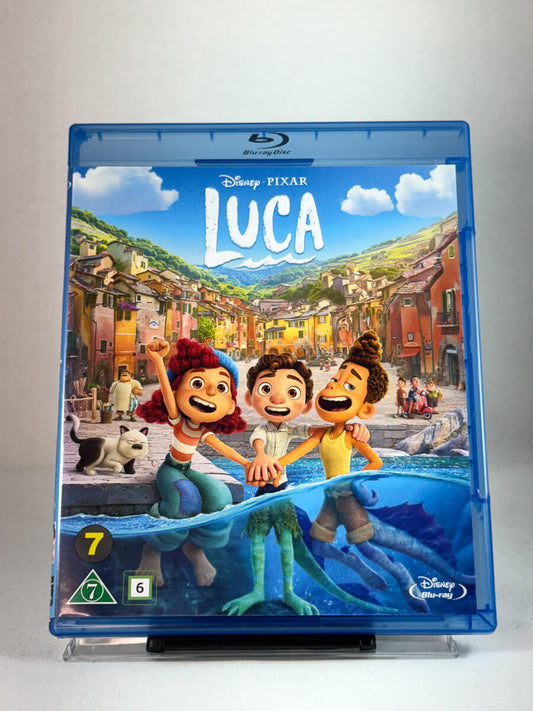 Forside av Blu-ray-cover til Luca – Disney Pixar-eventyr om vennskap, sommer og sjømonstre, brukt film hos Brukbar Film.