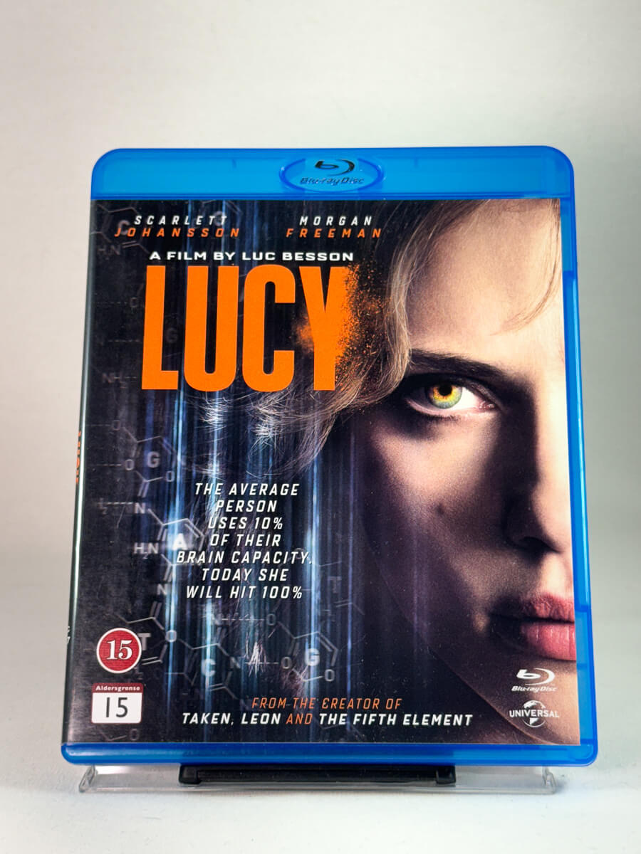 Forside av Blu-ray-cover til Lucy – actionfylt sci-fi-film med Scarlett Johansson og Morgan Freeman, regissert av Luc Besson, brukt film hos Brukbar Film.