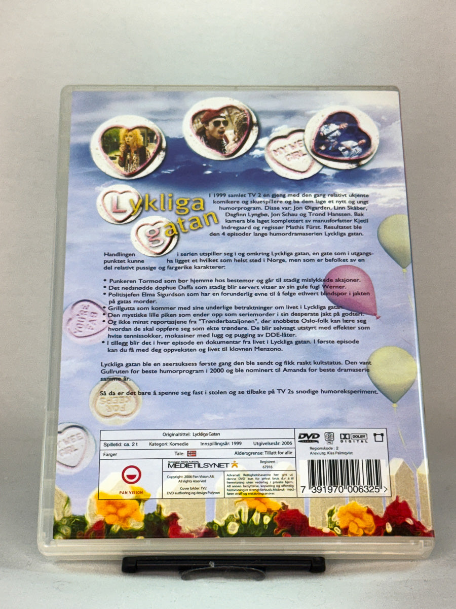 Bakside av DVD-cover til Lyckliga gatan – satire over norsk forstadsliv med kjente norske komikere, brukt originalfilm hos Brukbar Film.