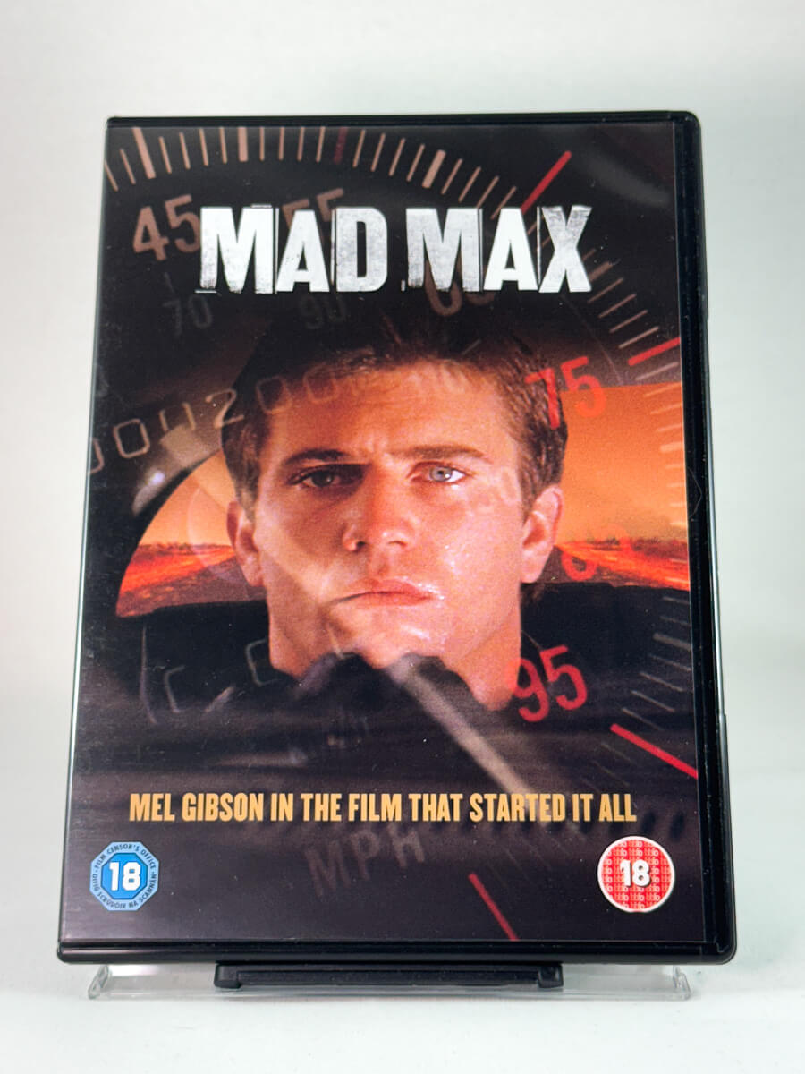 Forside av DVD-cover til Mad Max – Mel Gibson i gjennombruddsrollen i den rå, postapokalyptiske kultfilmen, brukt film hos Brukbar Film.