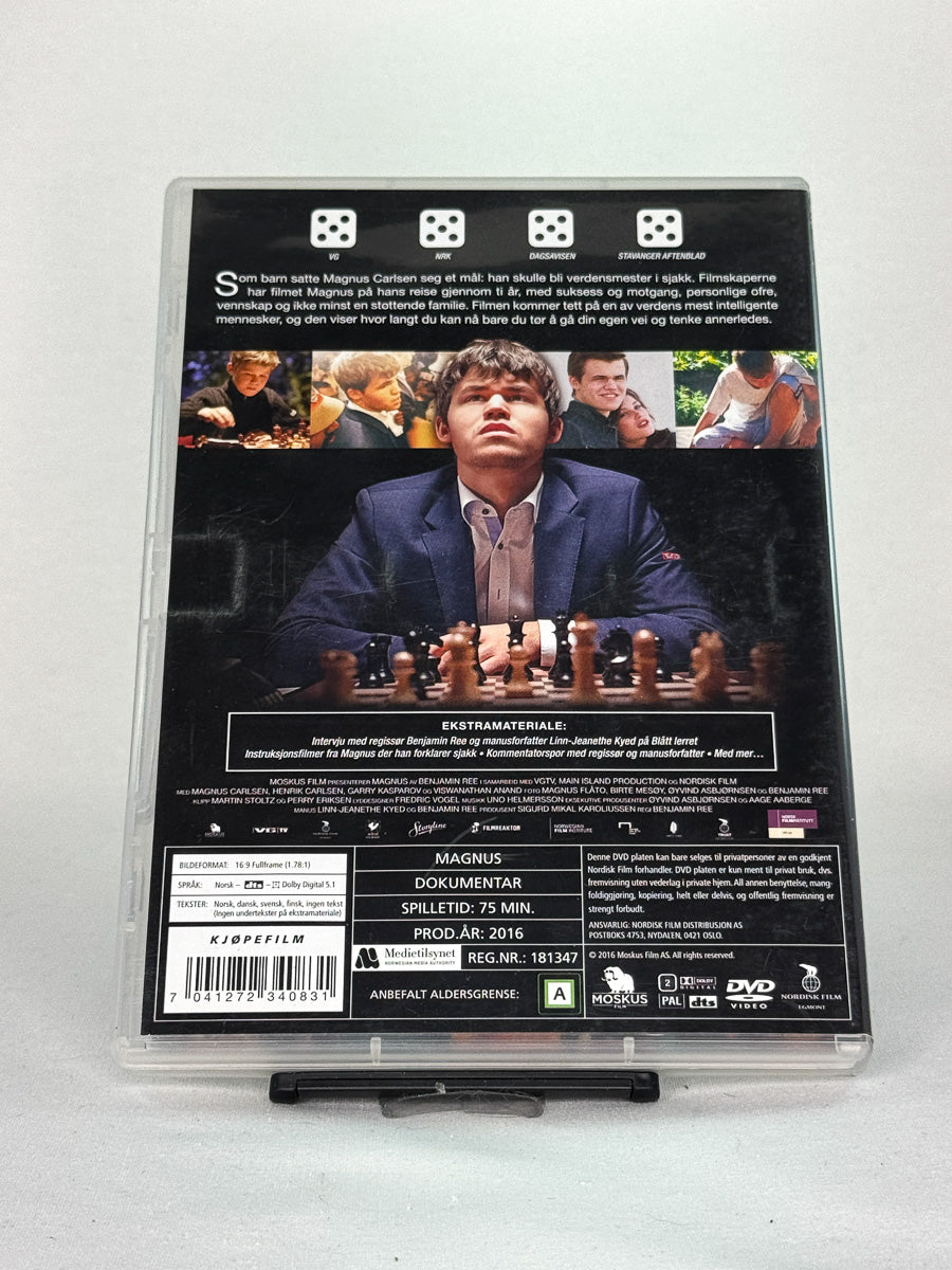 Bakside av DVD-cover til Magnus – viser omtaler, bilder og informasjon om filmen som følger sjakkgeniets utvikling fra barn til verdensmester – brukt DVD tilgjengelig hos Brukbar Film.