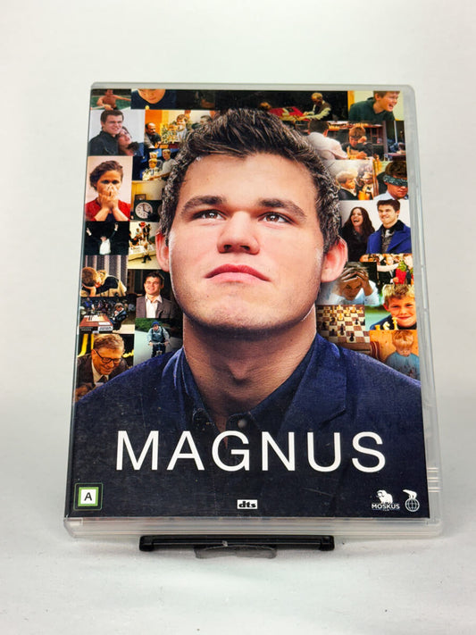 Forside av DVD-cover til Magnus – dokumentar om Magnus Carlsen og veien mot verdensmestertittelen i sjakk, regissert av Benjamin Ree – brukt DVD hos Brukbar Film.