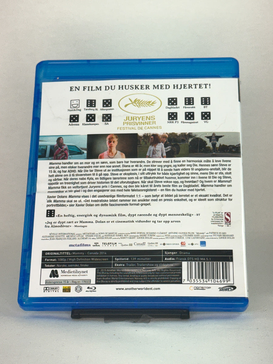 Bakside av Blu-ray-cover til Mamma – brukt film på Blu-ray, tilgjengelig i nettbutikken Brukbar Film