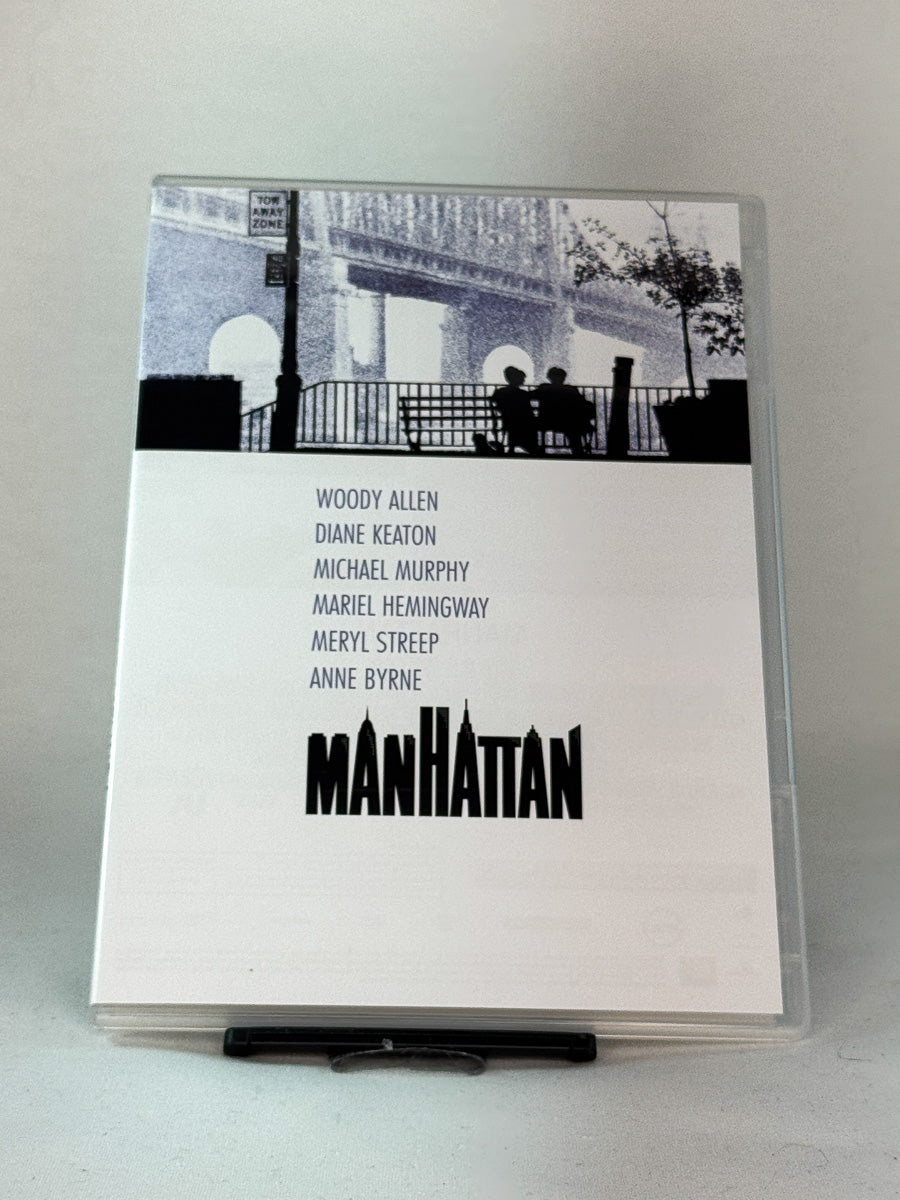 Forside av DVD-cover til Manhattan – romantisk klassiker av Woody Allen med Diane Keaton og Meryl Streep, brukt DVD tilgjengelig hos Brukbar Film.