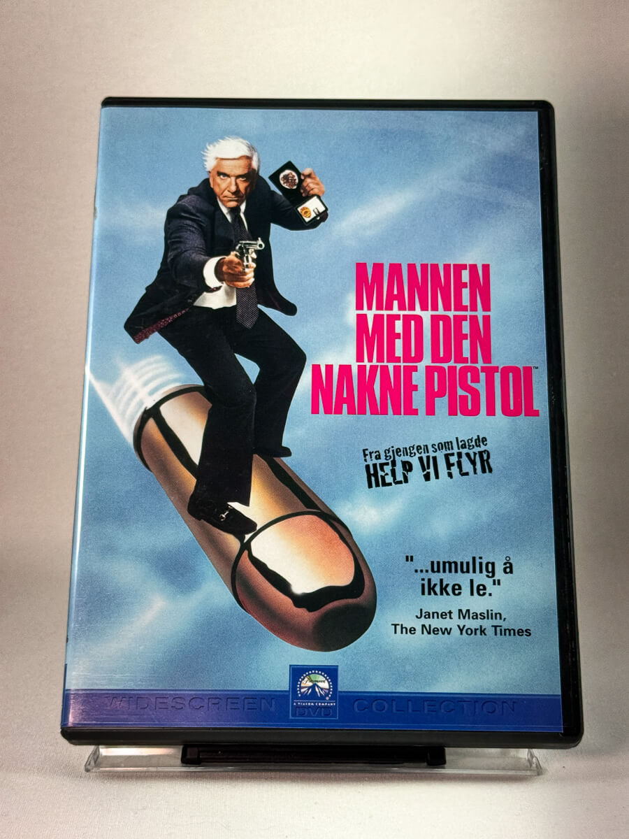 DVD-cover-forside til filmen Mannen med den nakne pistol – brukt DVD hos Brukbar Film