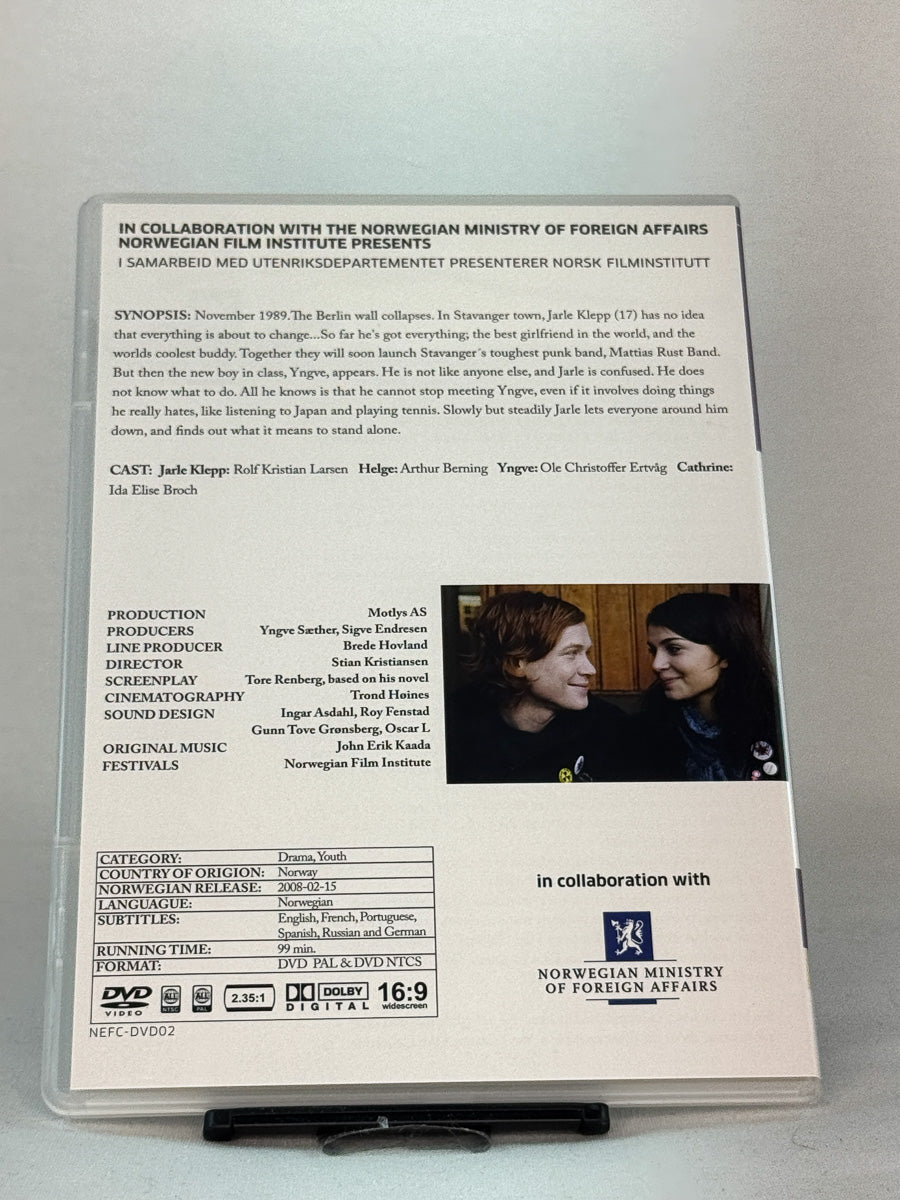 Bakside av DVD-cover til Mannen som elsket Yngve – kritikerrost norsk film om ungdom, identitet og kjærlighet, original utgivelse fra NFI, brukt DVD hos Brukbar Film.