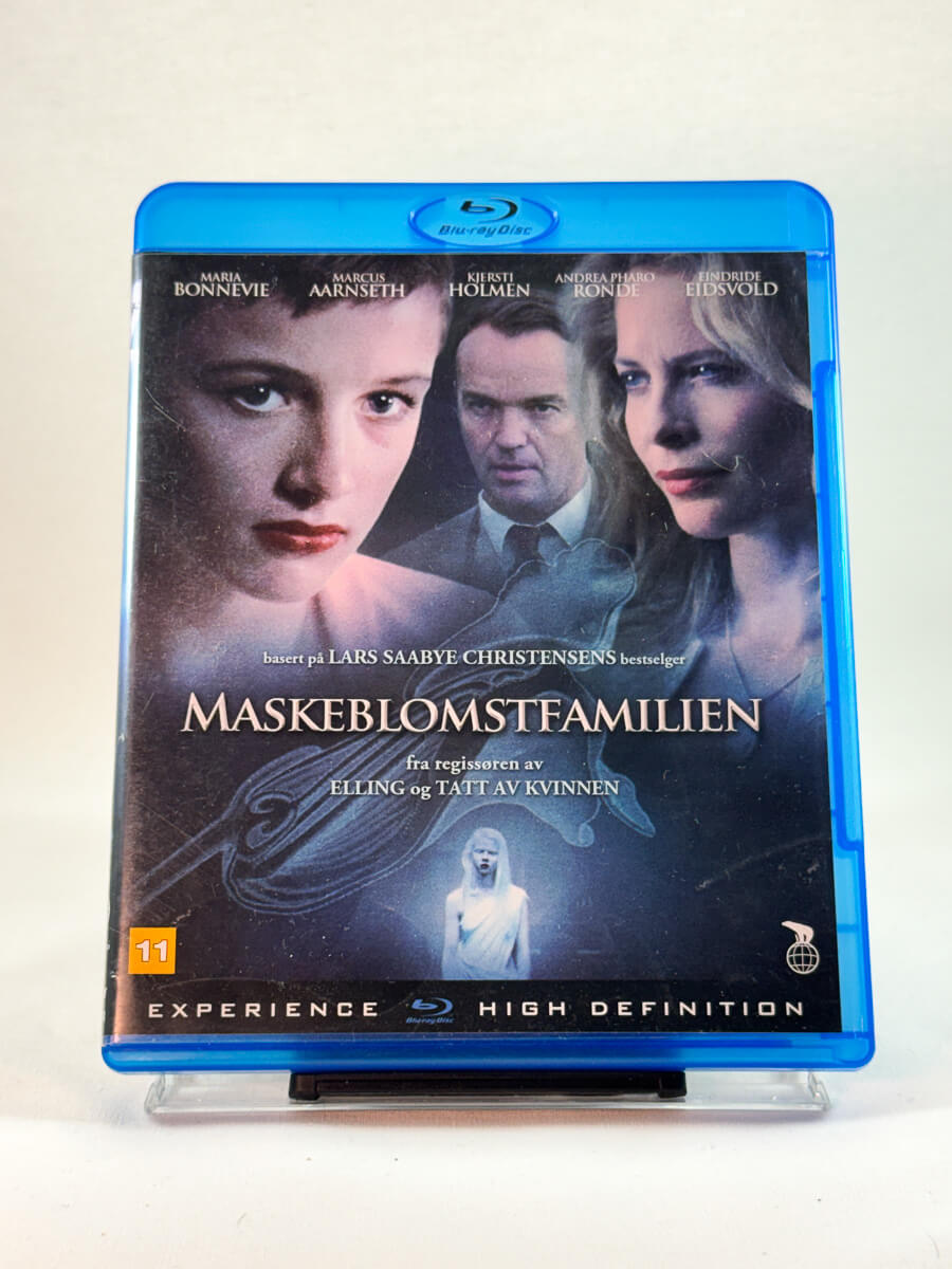 Forside av Blu-ray-cover til Maskeblomstfamilien, bruktfilm hos nettbutikken Brukbar Film