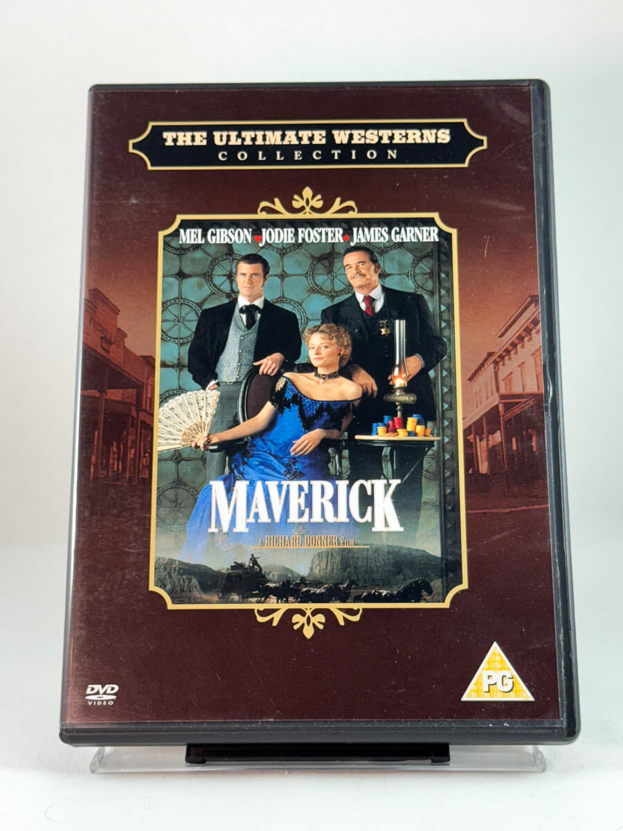 Forside av DVD-cover til Maverick – westernkomedie med Mel Gibson, Jodie Foster og James Garner, regissert av Richard Donner, brukt DVD hos Brukbar Film.
