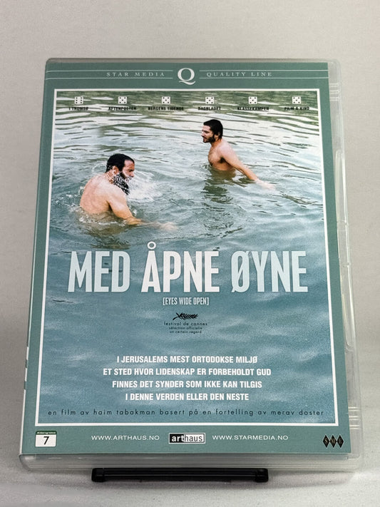 Forside av DVD-cover til Med åpne øyne, brukt DVD hos Brukbar Film.