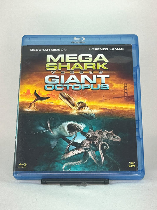 Forside av Blu-ray-cover til Mega Shark vs Giant Octopus – actionfylt monsterfilm med Deborah Gibson og Lorenzo Lamas, brukt Blu-ray hos Brukbar Film.