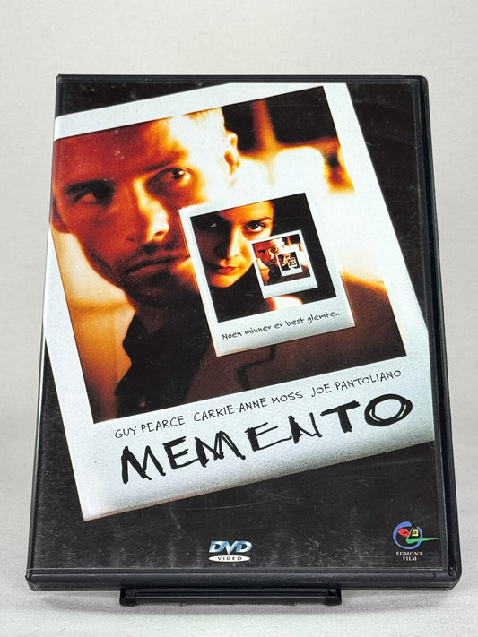 Brukt DVD Memento – forside av psykologisk thriller, original bruktfilm på DVD fra Brukbar Film