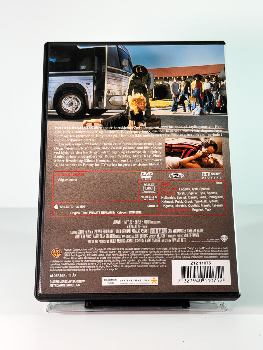 Bakside av cover til Menig Benjamin, bruktfilm på DVD hos Brukbar Film
