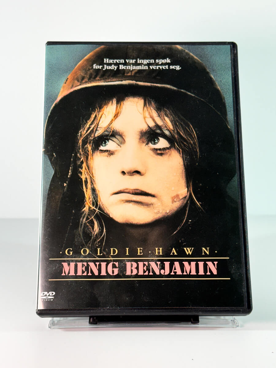 Forside av cover til Menig Benjamin, bruktfilm hos nettbutikken Brukbar Film