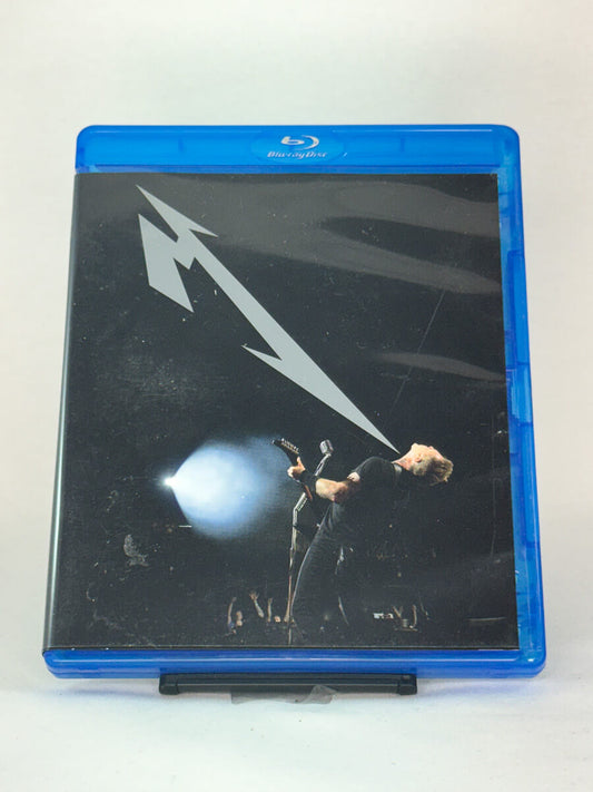 Forside av Blu-ray-cover til Metallica – Quebec Magnetic, livekonsert fra Quebec City. Original brukt Blu-ray av konsertfilm tilgjengelig hos Brukbar Film.