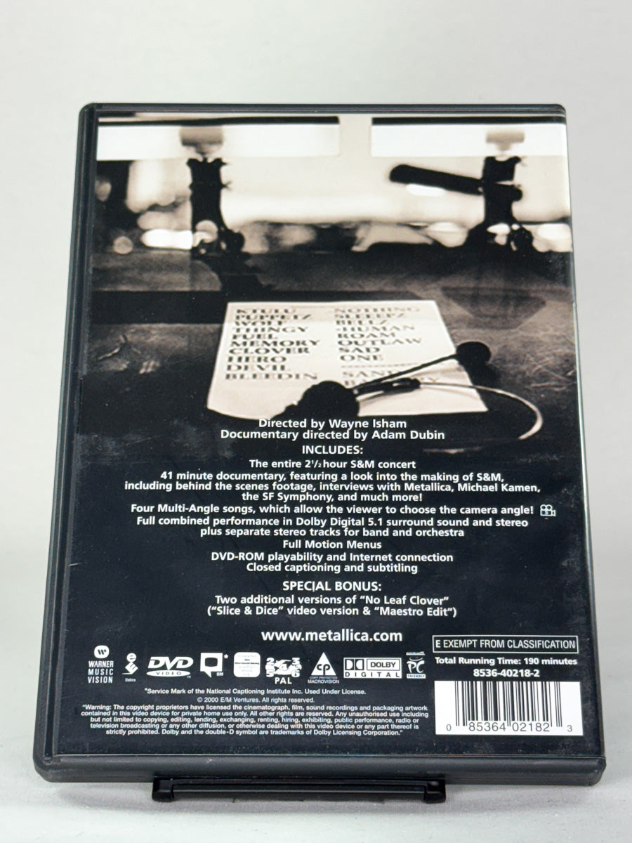 Bakside av DVD-cover til Metallica – S&M med detaljer om låter og Dolby Digital-lyd, original 2-disc konsertutgave på DVD hos Brukbar Film.
