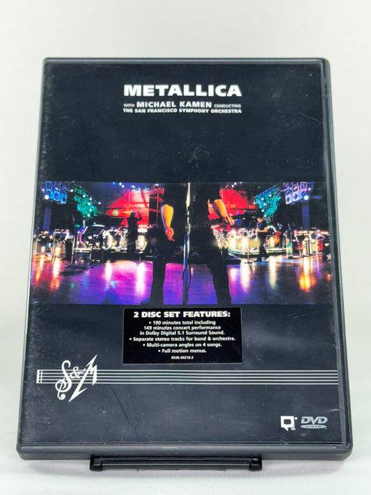 Forside av DVD-cover til Metallica – S&M med San Francisco Symphony under ledelse av Michael Kamen, spektakulær liveopptreden – brukt konsert-DVD hos Brukbar Film.
