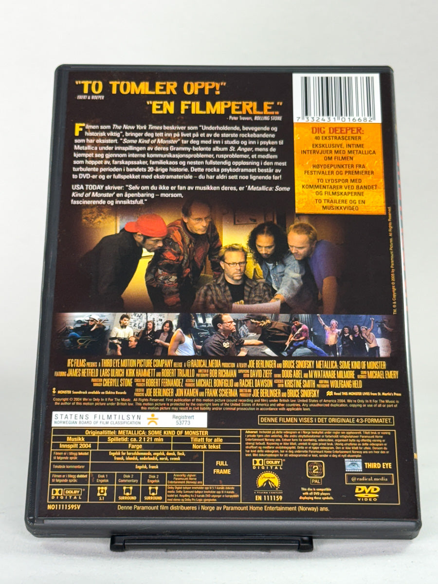 Bakside av DVD-cover til Metallica – Some Kind of Monster med anmeldelser og bonusinfo, prisbelønt dokumentarutgave på DVD fra Brukbar Film.