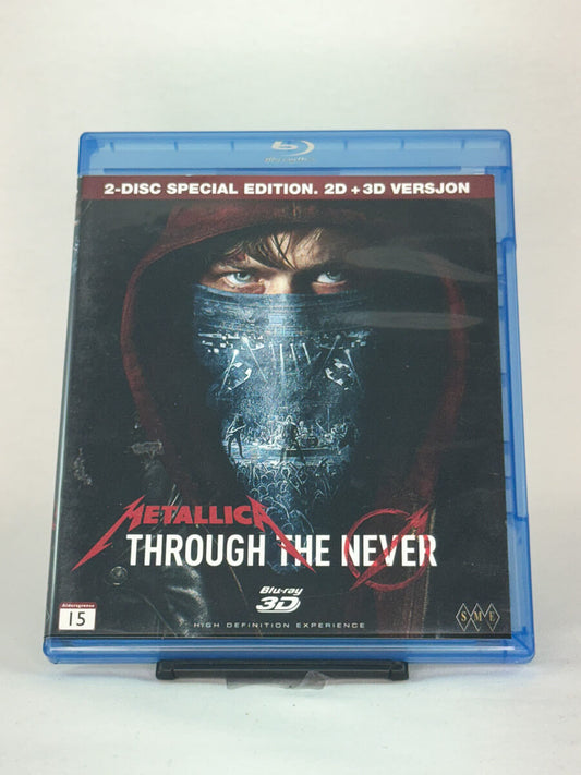 Forside av Blu-ray-cover til Metallica: Through the Never – 2-disc special edition i 3D og 2D, actionfylt konsertfilm på brukt Blu-ray fra Brukbar Film.