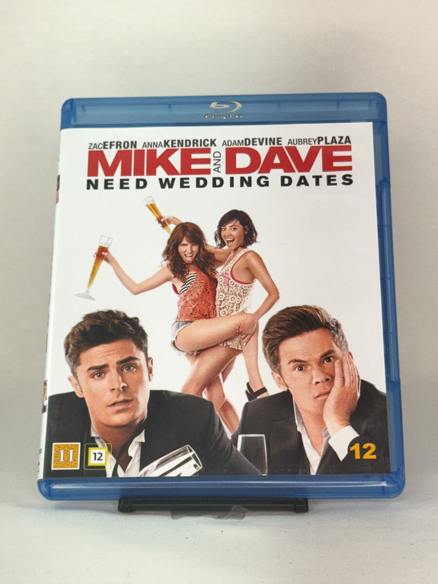 Forside av Blu-ray-cover til Mike and Dave Need Wedding Dates – komedie med Zac Efron, Anna Kendrick og Aubrey Plaza, brukt Blu-ray hos Brukbar Film.