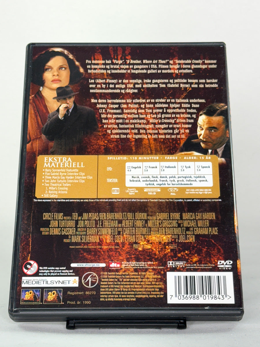 DVD-bakside til filmen Miller's Crossing
Baksiden viser info, spesifikasjoner og eventuell ekstratekst – produktbilde fra nettbutikken Brukbar Film