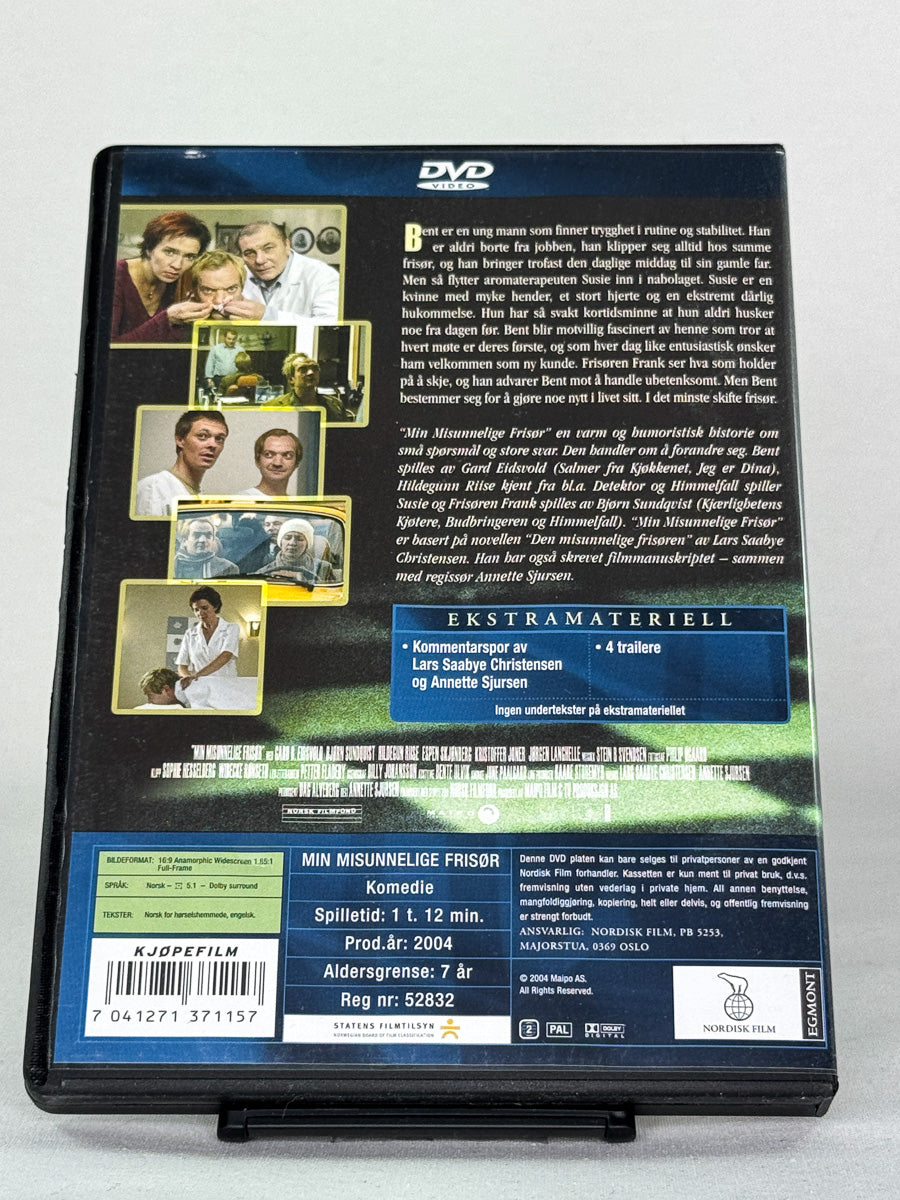 DVD-bakside til filmen Min misunnelige frisør
Baksiden viser info, spesifikasjoner og eventuell ekstratekst – produktbilde fra nettbutikken Brukbar Film