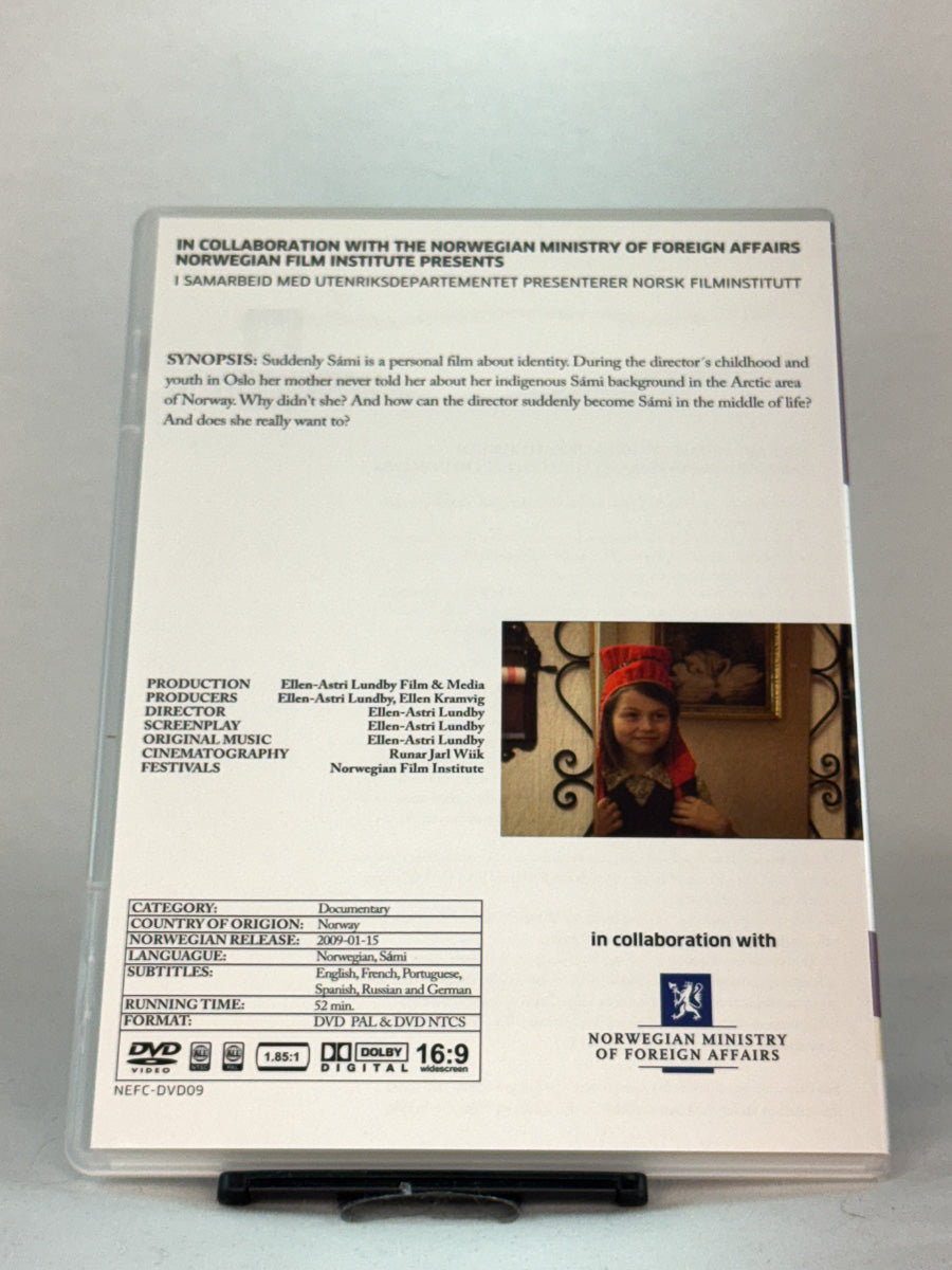 Bakside av DVD-cover til Min mors hemmelighet – personlig dokumentar om samisk bakgrunn og arv, utgitt av NFI, brukt utgave hos Brukbar Film.