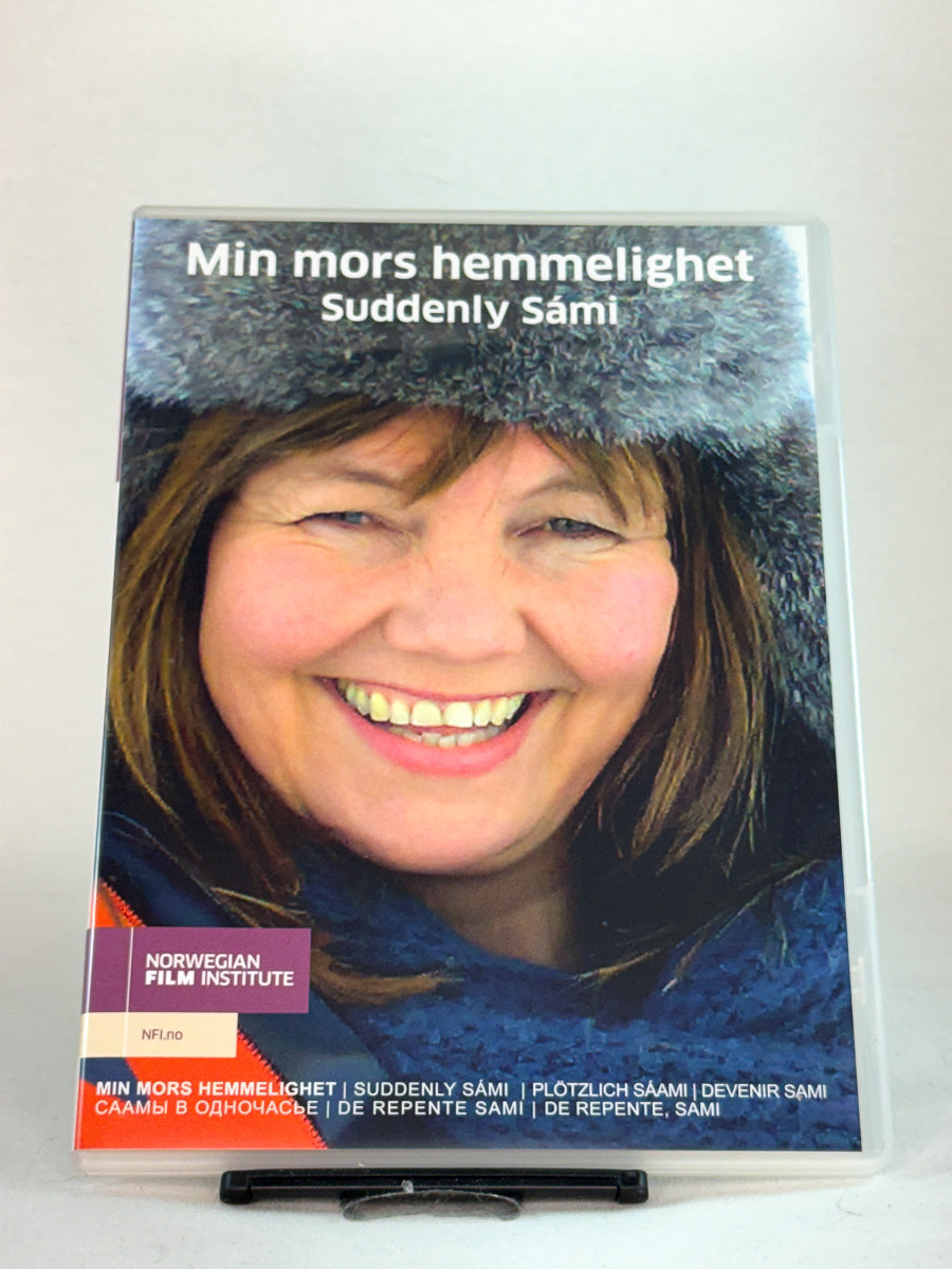 Forside av DVD-cover til Min mors hemmelighet – prisbelønt dokumentar om samisk identitet, utgitt av Norwegian Film Institute, brukt DVD hos Brukbar Film.