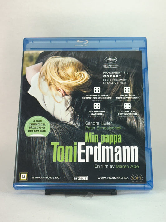 Forside av Blu-ray-cover til Min pappa Toni Erdmann – prisbelønt dramakomedie med Sandra Hüller og Peter Simonischek, brukt Blu-ray hos Brukbar Film.