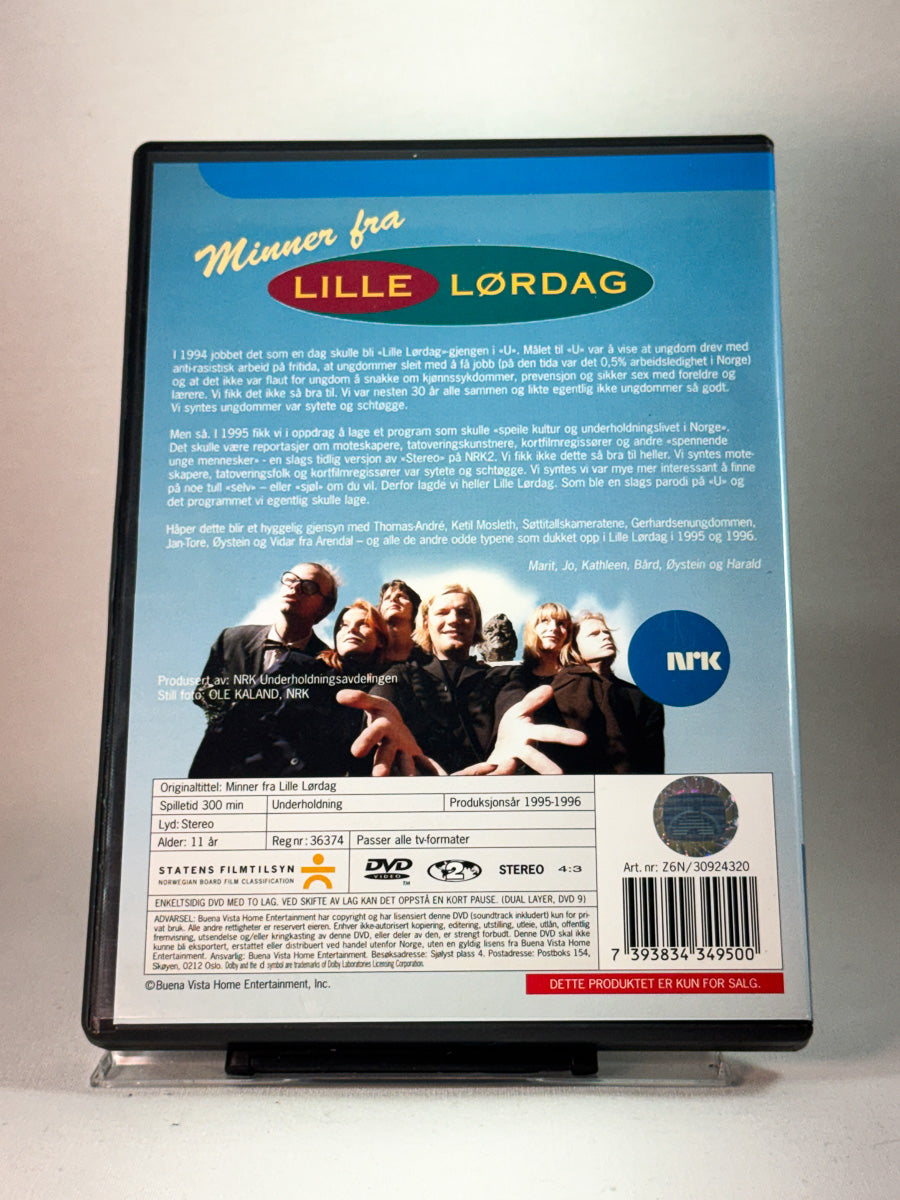 Bakside av cover til Minner fra Lille Lørdag, bruktfilm hos nettbutikken Brukbar Film
