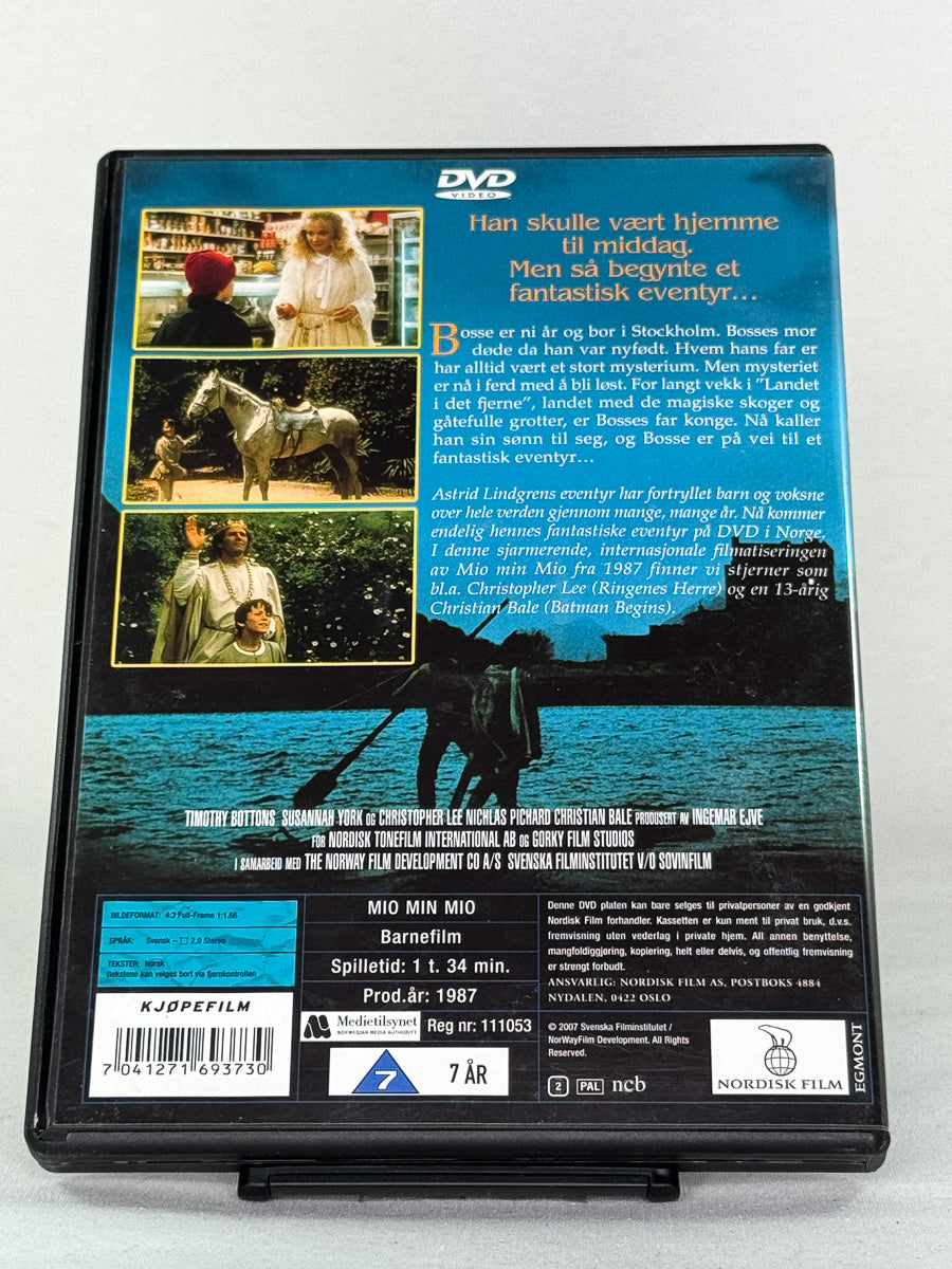 DVD-bakside til filmen Mio min Mio
Baksiden viser info, spesifikasjoner og eventuell ekstratekst – produktbilde fra nettbutikken Brukbar Film
