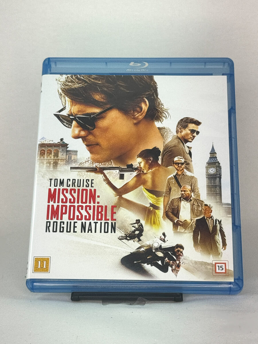 Forside av Blu-ray-cover til Mission: Impossible – Rogue Nation med Tom Cruise – høyoktans spionaction fra den populære filmserien, brukt Blu-ray hos Brukbar Film.