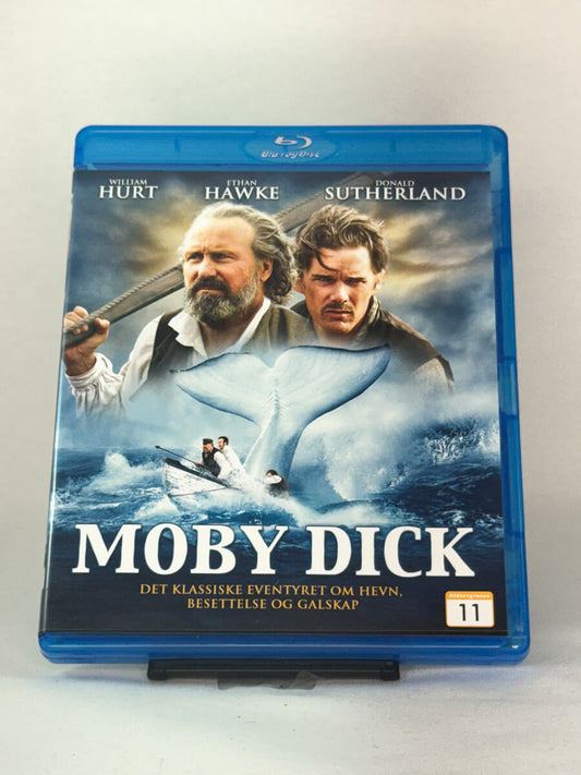 Forside av Blu-ray-cover til Moby Dick med Ethan Hawke, William Hurt og Donald Sutherland – eventyrlig dramafilm om hevn og besettelse, brukt Blu-ray hos Brukbar Film.