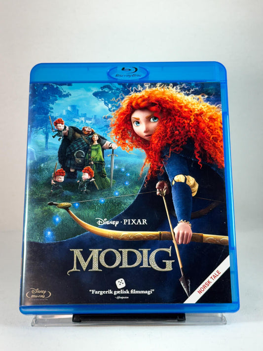 Forside av Blu-ray-cover til Modig – storslått Pixar-eventyr om den modige prinsessen Merida, norsk tale, brukt film hos Brukbar Film.