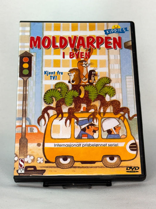 Forside av DVD-cover til Moldvarpen i byen – kjent fra TV, humoristisk barnefilm fra den internasjonalt prisbelønte serien – brukt DVD hos Brukbar Film.