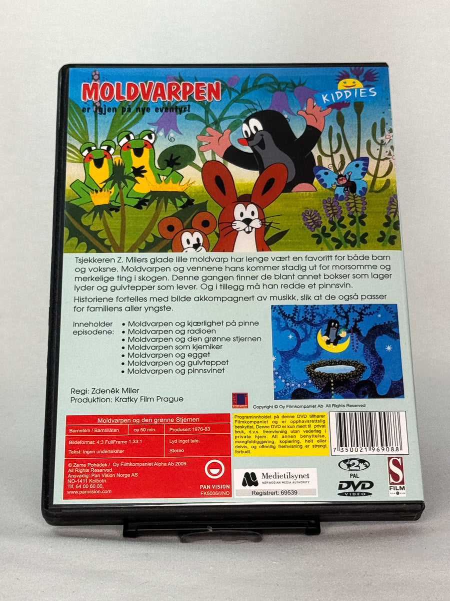 Bakside av DVD-cover til Moldvarpen og den grønne stjernen – fargerikt eventyr fra den klassiske serien om Moldvarpen – brukt DVD for barn tilgjengelig hos Brukbar Film.
