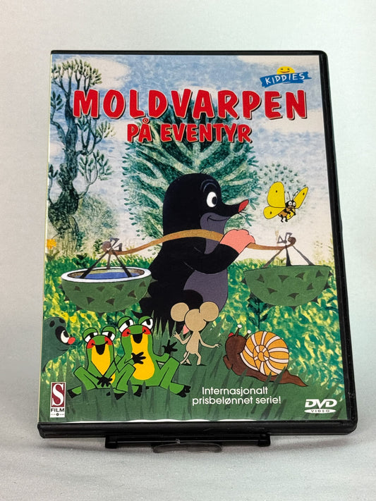 Forside av DVD-cover til Moldvarpen på eventyr – kjent fra TV, med nye fortellinger om Moldvarpen og hans venner – brukt DVD tilgjengelig hos Brukbar Film.
