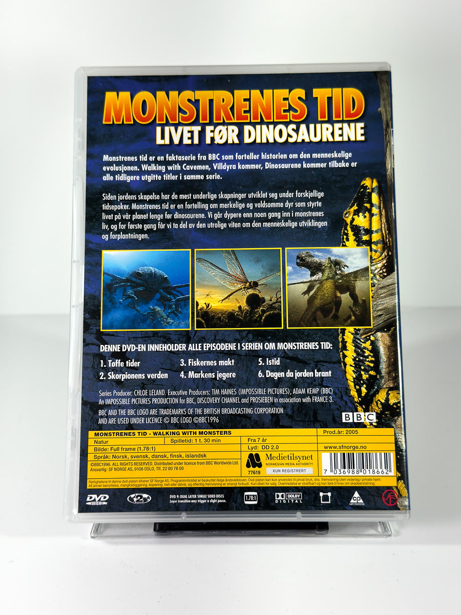 Bakside av cover til Monstrenes liv før dinosaurene, brukt original DVD hos Brukbar Film
